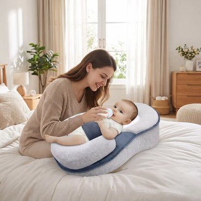 Coussin bébé ErgoAntiReflux incliné maman donne le biberon à bébé