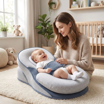 Coussin bébé ErgoAntiReflux avec maman souriante veillant sur bébé allongé