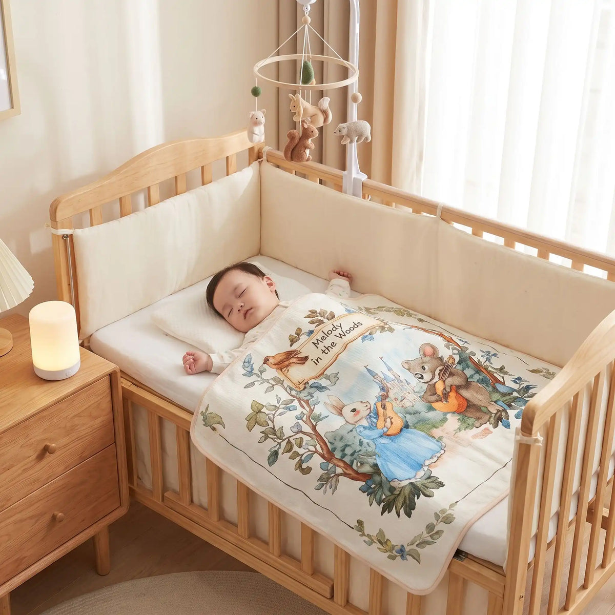 Couverture bébé en gaze motif conte avec nourrisson profondément  endormi dans son berceau
