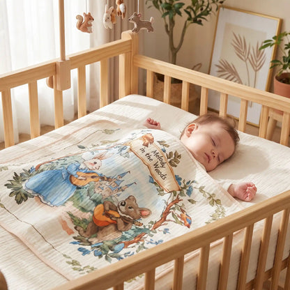 Couverture bébé en gaze motif conte recouvrant un tout-petit endormi paisiblement 