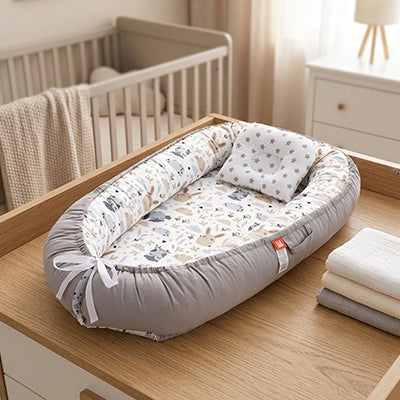 Reducteur de lit pour bebe gris posé dans chambre de bébé