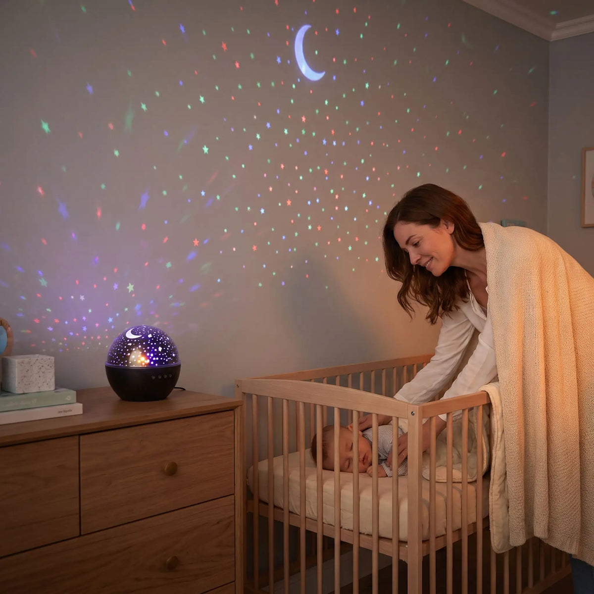 Veilleuse projection douce sur le mur, maman couvrant tendrement son bébé endormi