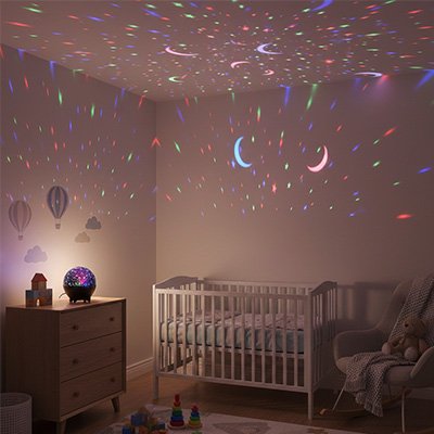 Veilleuse projection étoilée illuminant le plafond d'une chambre de bébé.