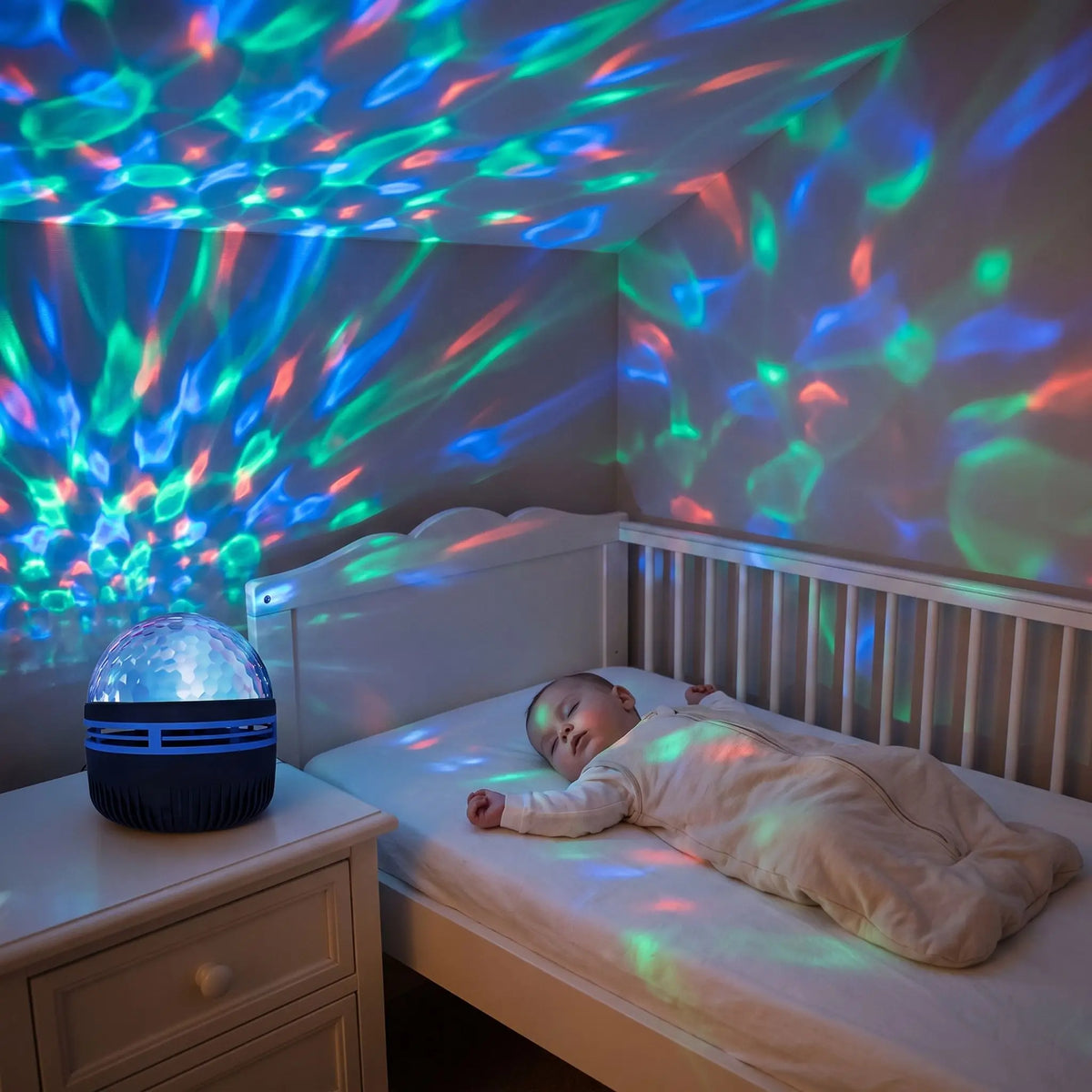 Veilleuse projection ondulation eau éclairant la chambre pendant le sommeil du bébé
