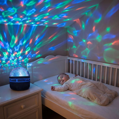 Veilleuse projection ondulation eau éclairant la chambre pendant le sommeil du bébé