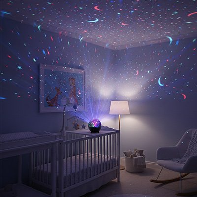 Veilleuse projection posée sur une commode, décor lune et étoiles au mur