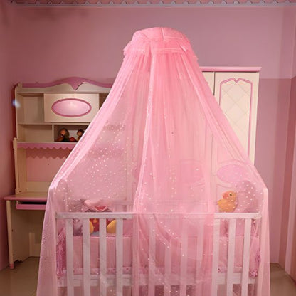 Ciel de lit bébé rose à pois dans une chambre d'enfant