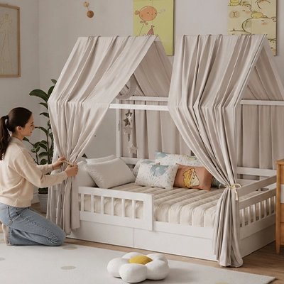 Ciel de lit beige noué par rubans avec maman ajustant le rideau