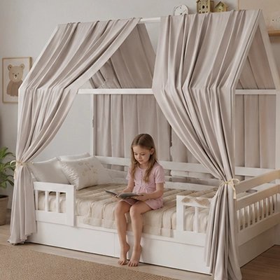 Ciel de lit beige sur lit cabane avec  fillette lisant assise