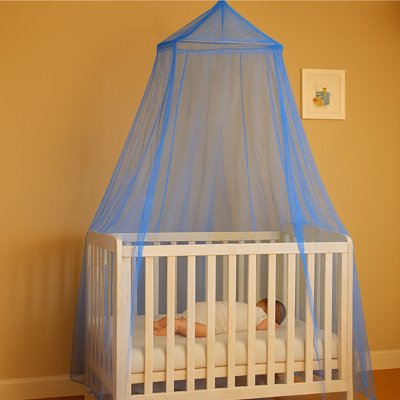 Ciel de lit bleu en dôme suspendu au-dessus d'un lit bébé blanc avec nourrisson endormi