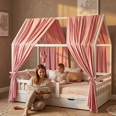 Ciel de lit rose sur lit cabane avec maman lisant histoire à bébé