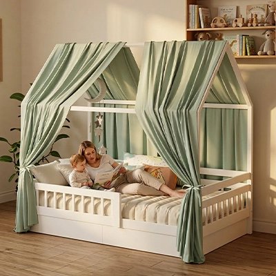 Ciel de lit vert sauge avec maman et bébé lisant allongés