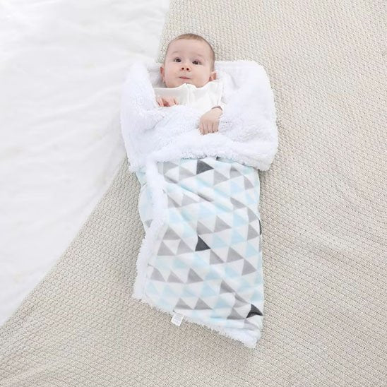 Couverture bébé avec nourrisson emmailloté façon cocon dans couverture chaude et douce