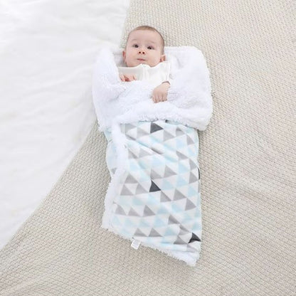 Couverture bébé avec nourrisson emmailloté façon cocon dans couverture chaude et douce
