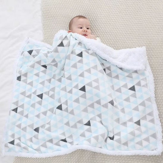 Couverture bébé avec nouveau-né enveloppé dans couverture moelleuse, bordure fausse fourrure blanche