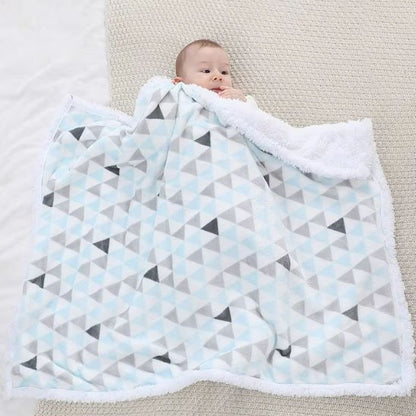Couverture bébé avec nouveau-né enveloppé dans couverture moelleuse, bordure fausse fourrure blanche
