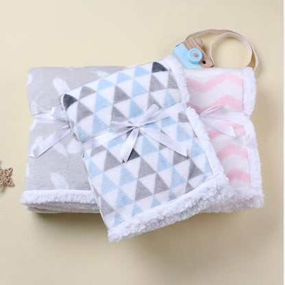 Couverture bébé avec trois couvertures pliées avec ruban satiné, motifs triangles chevrons plumes