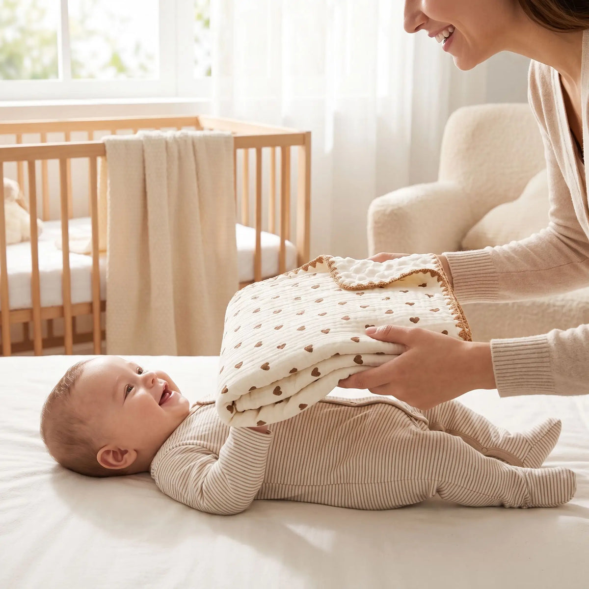 couverture bébé montrée à un enfant souriant par sa maman