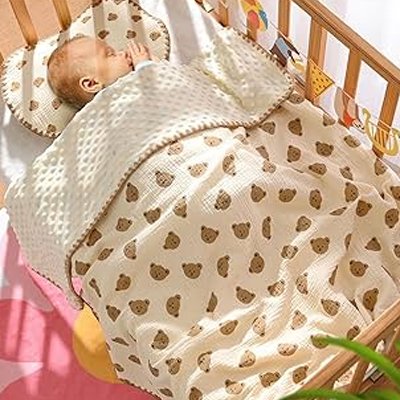 Couverture bébé oursons bruns avec nouveau-né endormi dans un lit en bois