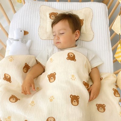 Couverture bébé oursons bruns avec tout-petit endormi avec son doudou oie blanche