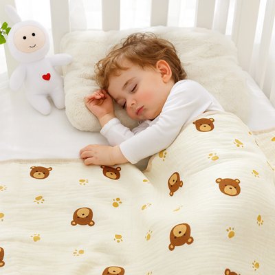 Couverture bébé oursons et pattes avec tout-petit endormi avec son doudou lapin