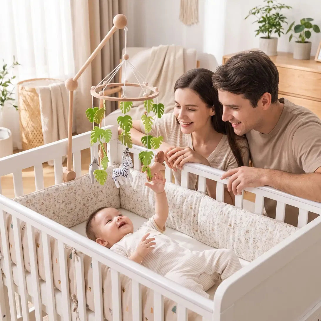 Mobile bébé safari touché par bébé devant ses parents souriants