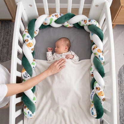 Tresse de lit bébé verte et blanche autour d'un nouveau-né endormi