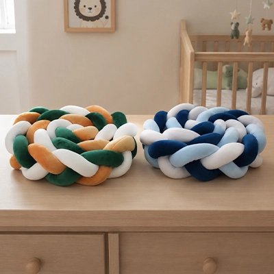 Tresse de lit, coussins nœuds décoratifs verts et bleus posés sur commode