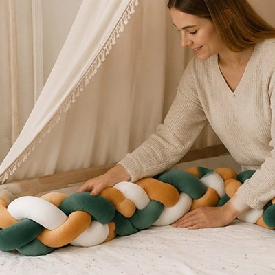	Tresse de lit moutarde et verte avec maman souriante l'ajuste délicatement