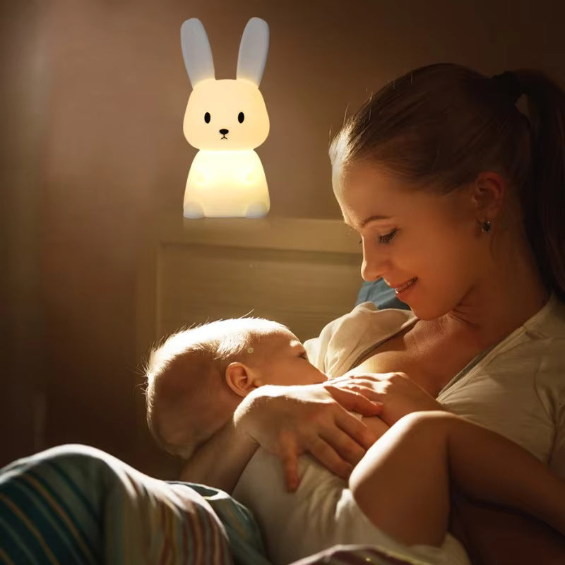 Veilleuse bébé lapin éclairant doucement une mère qui allaite son enfant